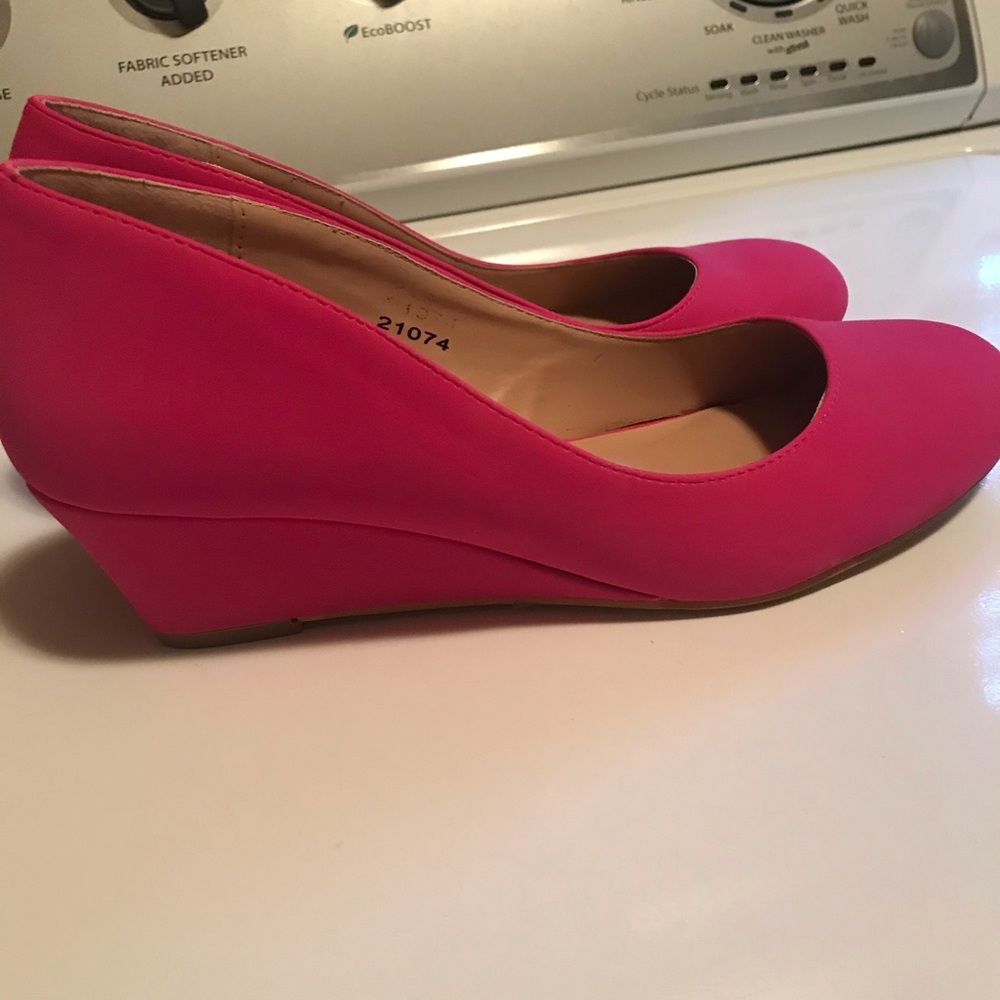 Women’s size 7.5 hot pink wedges.